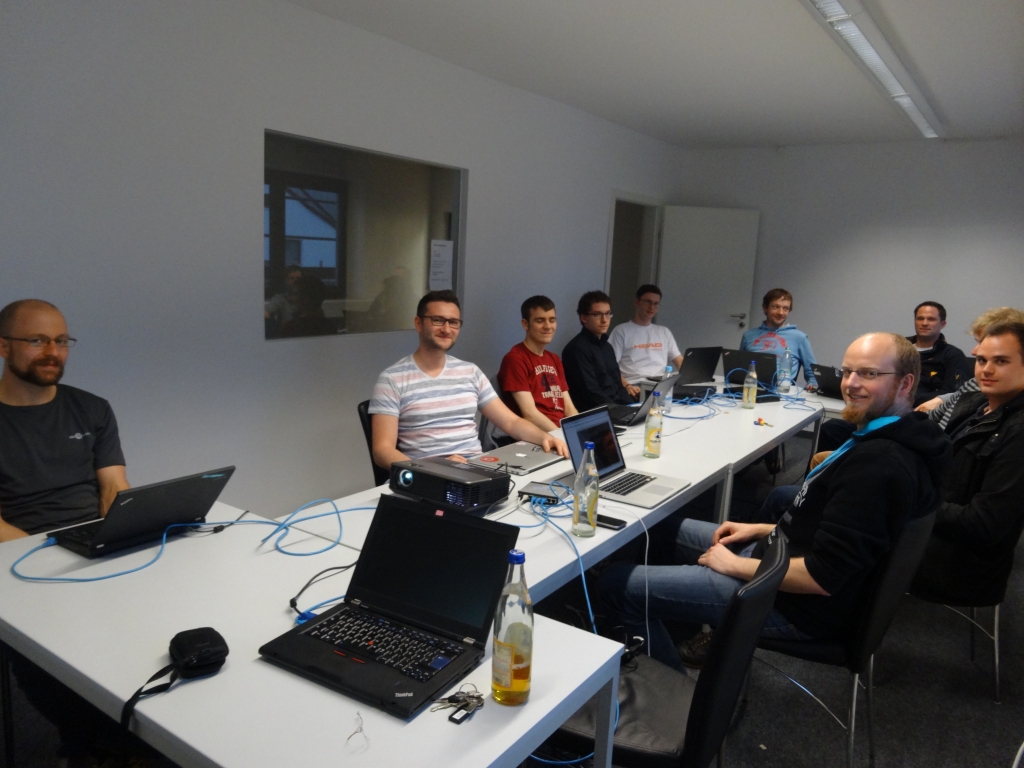 Auf dem Bild sind die Teilnehmer mit ihren Rechnern beim FreeBSD Workshop in Landshut zu sehen.